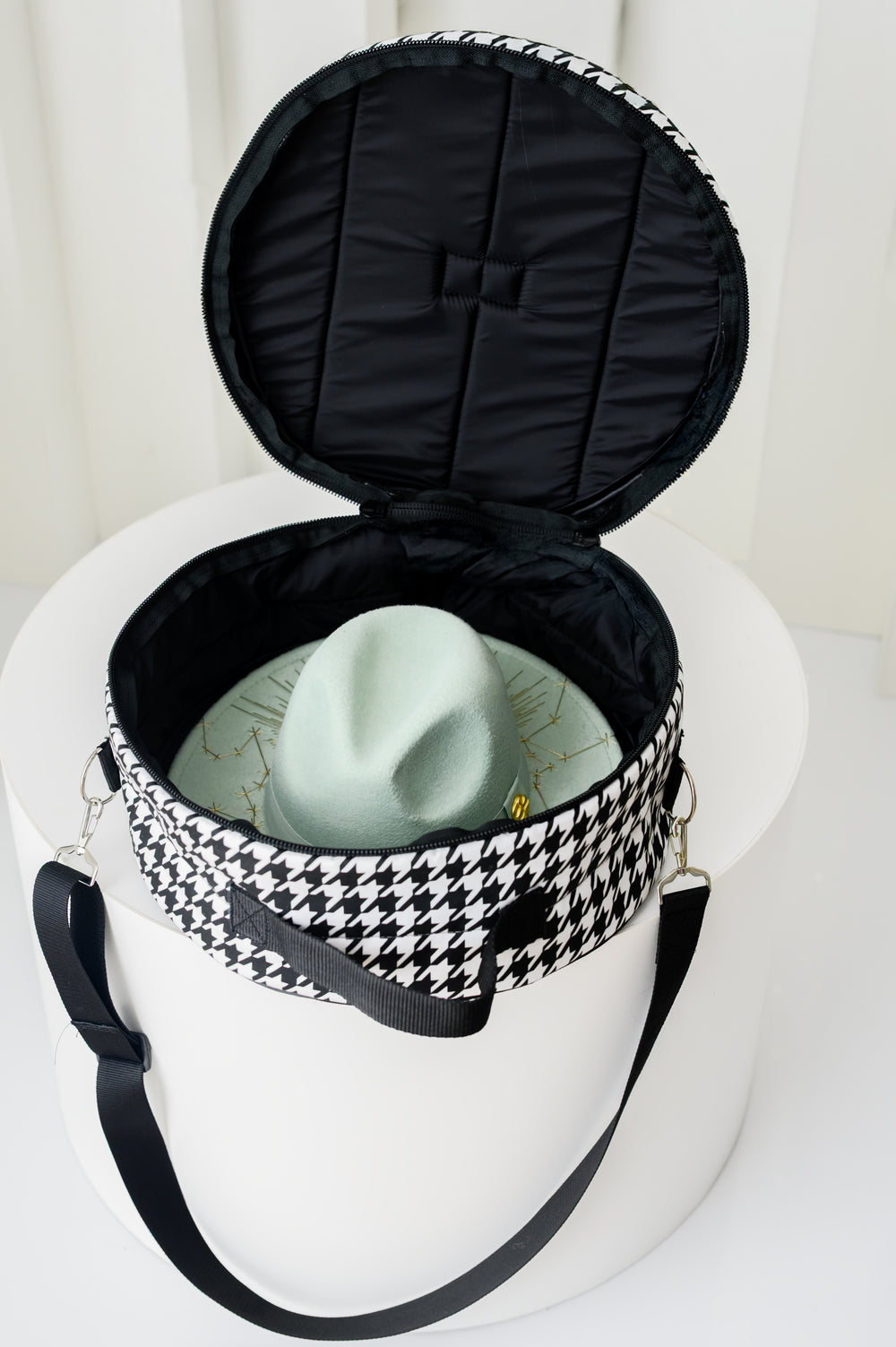 ЧАНТА ЗА ШАПКИ